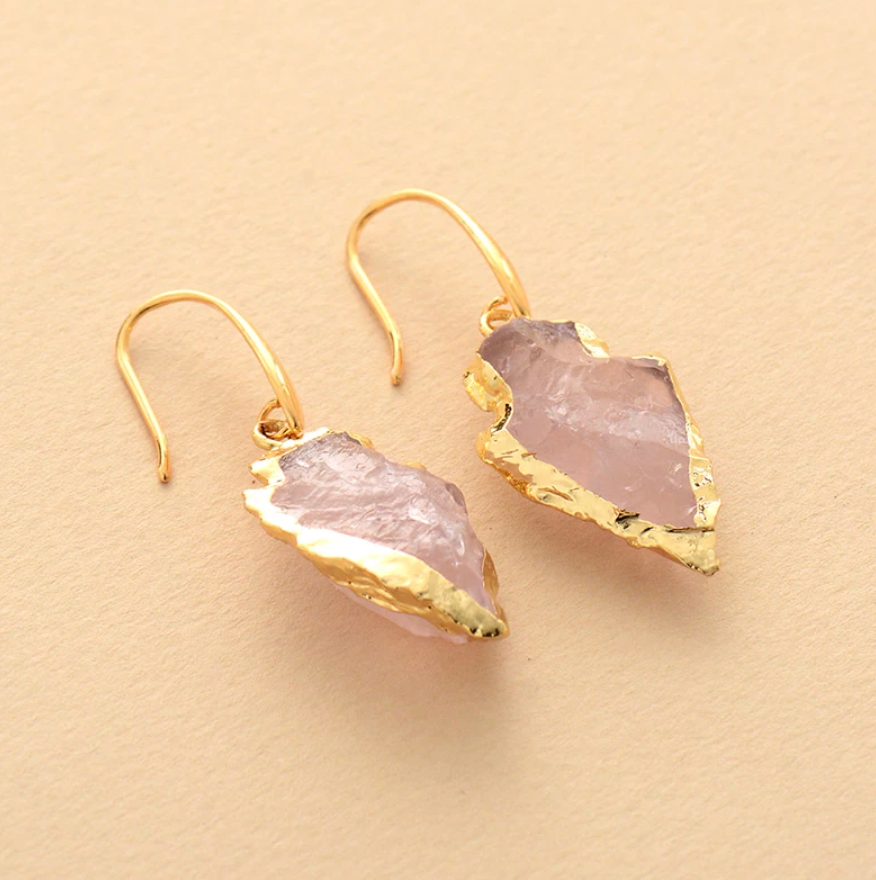 Pendientes de punta de flecha dorada con cuarzo rosa y obsidiana
