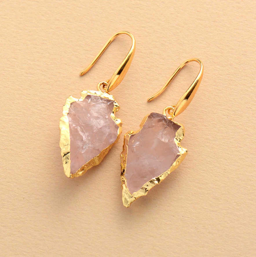 Pendientes de punta de flecha dorada con cuarzo rosa y obsidiana